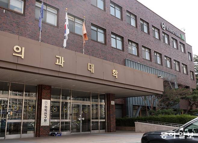 전국 대부분의 의대에서 학생 복귀 기한으로 지정한 28일 충남대학교 의과대학 건물이 한산한 모습을 보이고 있다.장승윤 기자 tomato99@donga.com