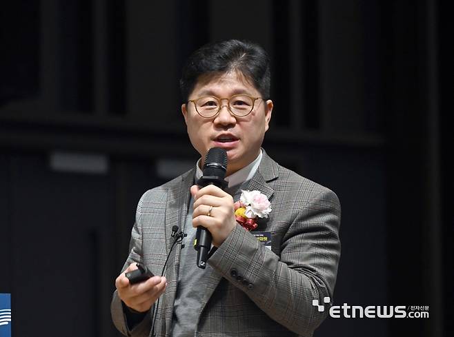 한국IT서비스산업협회와 전자신문이 주최한 제25회 공공솔루션마켓이 28일 서울 삼성동 코엑스에서 열렸다. 지용구 더존비즈온 부사장이 기조강연 하고 있다.  박지호기자 jihopress@etnews.com