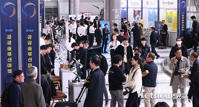 한국IT서비스산업협회와 전자신문이 주최한 제25회 공공솔루션마켓이 28일 서울 삼성동 코엑스에서 열렸다. 이날 정부 기관, 지자체, 공공기관 관계자와 IT 기업 담당자 1천여 명 이상 참석해 공공시장 내 디지털 혁신을 위한 최신 기술과 솔루션을 공유했다. 박지호기자 jihopress@etnews.com