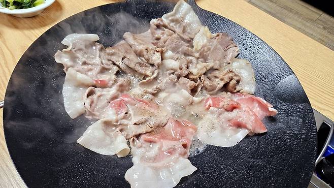 20250329_223438.jpg 냉이 된장찌개에 냉동목심