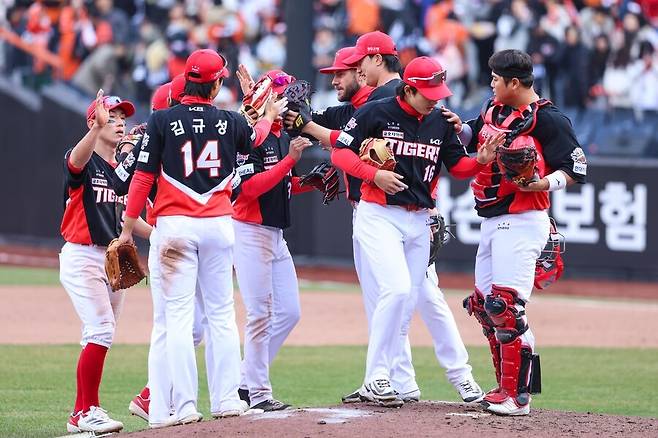 기아 타이거즈 선수들이 30일 대전 한화생명 볼파크에서 열린 2025 KBO리그 정규리그 한화 이글스와 경기에서 승리한 뒤 환호하고 있다. 기아 타이거즈 제공