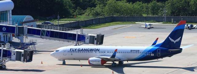 지난해 강원 양양공항에서 운항을 앞둔 플라이강원 항공기의 모습. 연합뉴스