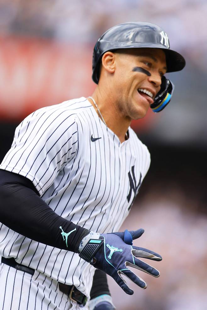 저지가 30일(한국시간) 열린 밀워키와 홈 경기 3회 말 만루 홈런을 터뜨린 뒤 환하 표정으로 베이스를 돌고 있다. AFP=연합뉴스