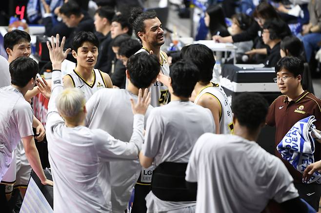 기뻐하는 LG 선수단.&nbsp; &nbsp; 사진=KBL 제공