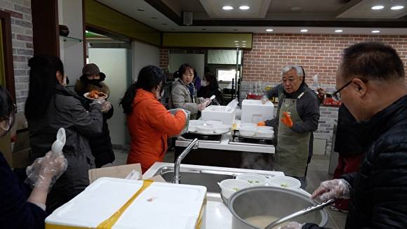 포항 죽림사가 고운사 산불 피해 복구 봉사자들을 위한 음식을 준비하고 있다. [사진=죽림사]