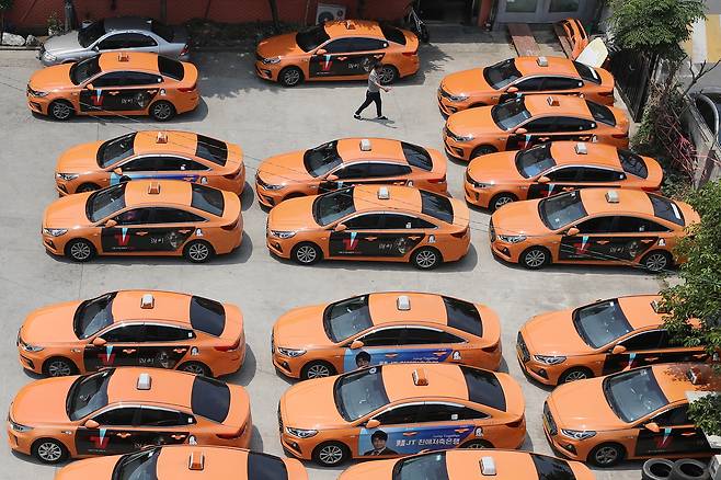 서울지역 법인택시의 기사난이 심각해 10대 중 6대이상이 멈춰있다. 사진은 서울의 한 법인택시회사의 차고지. 뉴스1