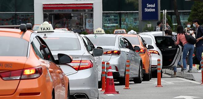 서울역 택시승강장에 택시들이 승객을 태우기 위해 줄 지어 서있다. 뉴스1