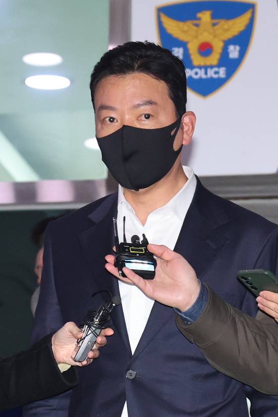 윤석열 대통령 체포 방해 혐의를 받는 대통령경호처 김성훈 차장이 21일 구속영장이 기각된 뒤 서울 남대문경찰서를 나서고 있다. 연합뉴스