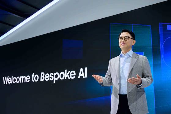 삼성전자 DA사업부 개발팀장 문종승 부사장이 지난 28일 진행된 '웰컴 투 비스포크 AI' 행사에서 기술 전략과 비전에 대해 발표하고 있다. 사진 삼성전자