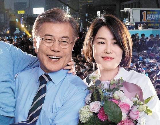 2017년 5월 8일 당시 문재인 더불어민주당 대선후보가 서울 광화문광장에서 진행된 제19대 대통령 선거 마지막 유세에서 딸 다혜씨와 기념사진을 찍고 있다. 뉴시스