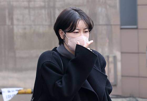 음주운전과 불법 숙박업 운영 혐의를 받는 문재인 전 대통령 딸 다혜씨가 지난 20일 서울 마포구 서울 서부지방법원에서 열린 도로교통법·공중위생관리법 위반 혐의 첫 공판을 마친 뒤 법정을 나서고 있다. 검찰은 이날 다혜씨에게 징역 1년을 구형했다. 뉴스1