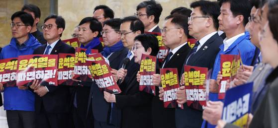 더불어민주당 초선의원 모임인 '더민초' 소속 의원들이 28일 국회 로텐더홀에서 비상시국대응 긴급기자회견을 열고 있다. 연합뉴스