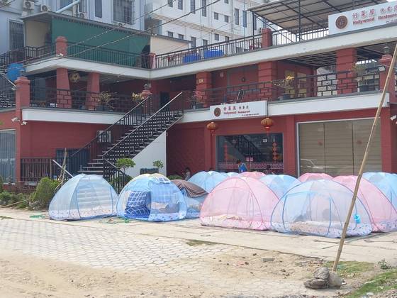 지난 29일(현지시간) 미얀마 만달레이에서 주민들이 여진으로 건물이 무너질 것을 우려해 집 앞에 텐트를 치고 생활하고 있다. 사진 조성현 만달레이 한인회 회장 제공