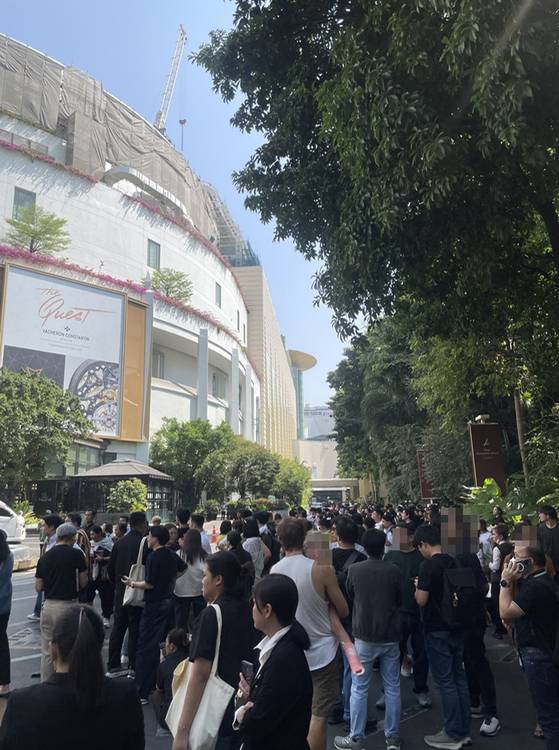 지난 28일(현지시간) 태국 방콕에서 지진이 나자 쇼핑몰에서 나와 인근 공원으로 대피하는 태국 시민들의 모습. 독자제공