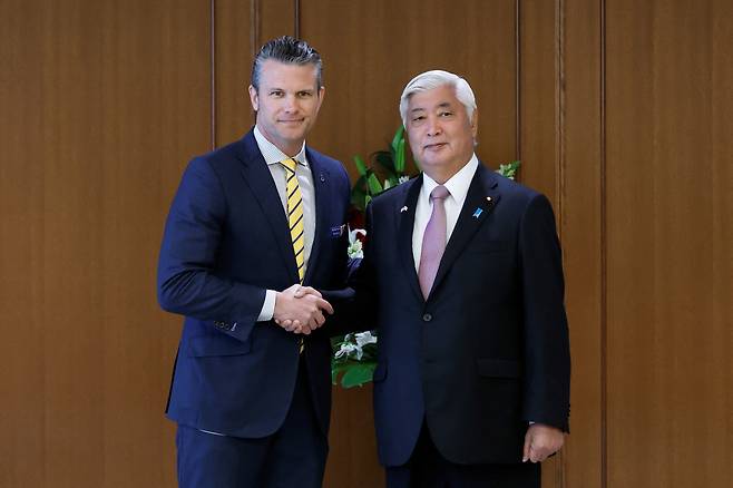 피트 헤그세스 미국 국방장관(왼쪽)이 30일 일본 도쿄 방위성 청사에서 나카타니 겐 일본 방위상과 만나 악수하고 있다.  로이터연합뉴스