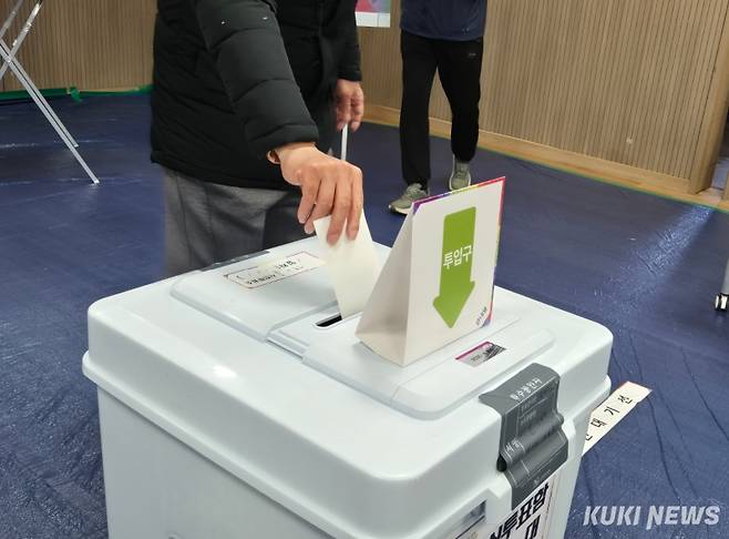 &nbsp;4·2재보궐선거 사전투표를 시작한 28일 서울 구로구 개봉2동주민센터에 마련된 사전투표소에서 유권자가 투표하고 있다. 이예솔 기자