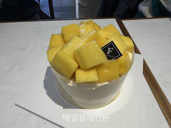 이랜드이츠 베이커리 브랜드 ‘프랑제리’가 내달 2일부터 ‘망고쑥대밭’ 케이크를 재판매한다. [변덕호 기자]