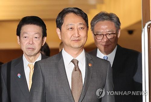 안덕근 산업통상자원부 장관(가운데)이 30일 서울 중구 대한상공회의소에서 열린 제13차 한·일·중 경제통상장관회의에 무토 요지 일본 경제산업상(왼쪽), 왕원타오 중국 상무부장과 입장하고 있다. [사진 출처 = 연합뉴스]