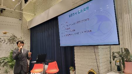 정현장 대외협력위원(분당서울대병원 정형외과)이 27일 견주관절학회 기자간담회에서 회전근개 봉합술 후 재활에 관한 전문가 설문조사 결과를 발표하고 있다./사진=박정렬 기자