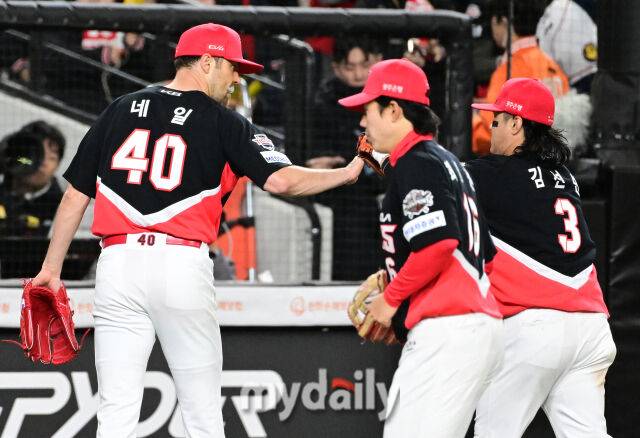 2025년 3월 28일 오후 대전 한화생명 볼파크에서 진행된 '2025 신한 SOL뱅크 KBO 리그' KIA 타이거즈와 한화 이글스의 경기. KIA 선발투수 네일이 4회말 투구를 마친 뒤 김선빈과 하이파이브를 하고 있다./대전=유진형 기자 zolong@mydaily.co.kr