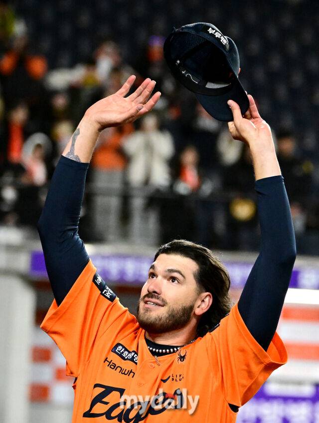 2025년 3월 28일 오후 대전 한화생명 볼파크에서 진행된 '2025 신한 SOL뱅크 KBO 리그' KIA 타이거즈와 한화 이글스의 경기. 한화 폰세가 7-2로 승리한 뒤 기뻐하고 있다./마이데일리