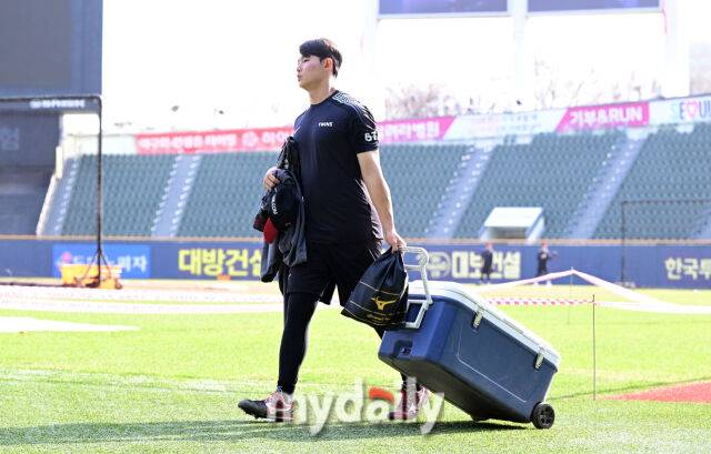 경기 전 LG 김영우가 훈련을 마치고 더그아웃으로 들어가고 있다./마이데일리