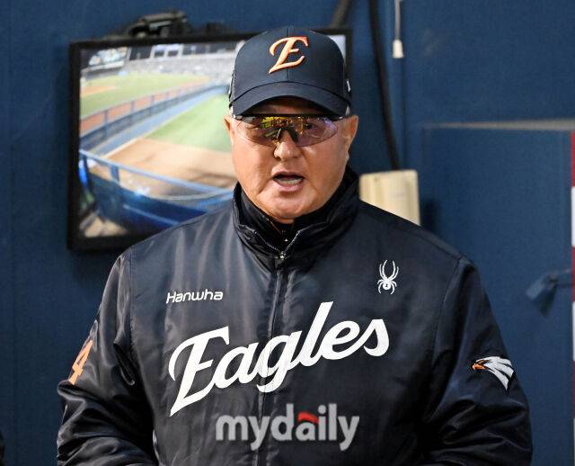 27일 오후 서울 잠실야구장에서 진행된 '2025 프로야구 KBO리그' LG 트윈스와 한화 이글스의 경기. 한화 김경문 감독이 선수들에 이야기를 하고 있다./마이데일리