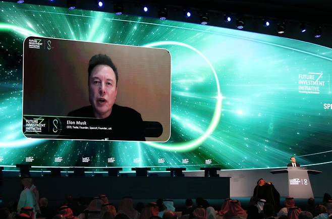사진은 사우디아라비아 리야드 킹압둘아지즈 국제콘퍼런스센터(KAIC)에서 열린 미래투자이니셔티브(FII) 행사에서 화상으로 등장하고 있는 일론 머스크 테슬라 CEO [연합]