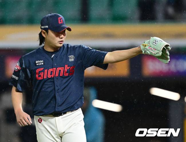 [OSEN=인천, 김성락 기자] 27일 오후 인천 SSG 랜더스 필드에서 ‘2025 신한 SOL BANK KBO리그’ SSG 랜더스와 롯데 자이언츠의 경기가 진행됐다.이날 SSG는 박종훈을, 롯데는 나균안을  선발투수로 내세웠다. 6회말 무사 1, 2루 SSG 고명준의 병살타 때&nbsp; 롯데 정철원이 포수 정보근에게 고마움을 표현하고 있다.  2025.03.27 / ksl0919@osen.co.kr