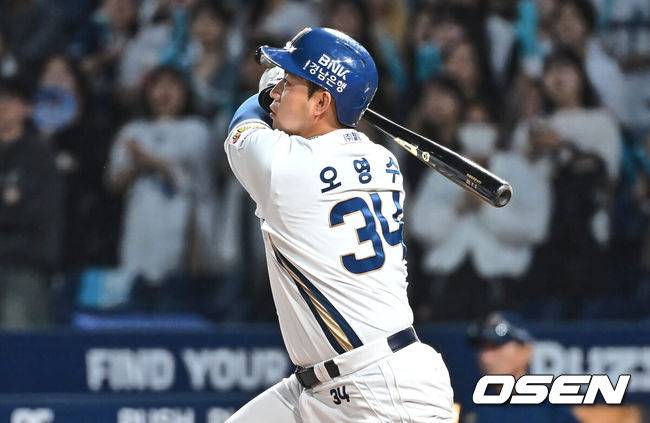 [OSEN=창원, 이석우 기자] 28일 창원NC파크에서 2024 신한 SOL 뱅크 KBO 리그 NC 다이노스와 KIA 타이거즈의 경기가 열렸다. 4연패에 빠진 NC는 신민혁을 내세워 연패 탈출에 나서고, 지난 주말 NC와의 창원 3연전을 스윕했고 주말 두산 3연전을 위닝시리즈로 장식한 KIA는 윤영철이 마운드에 오른다.NC 다이노스 오영수가 9회말 무사 2루 우월 2점 홈런을 치고 있다. 2024.05.28 / foto0307@osen.co.kr