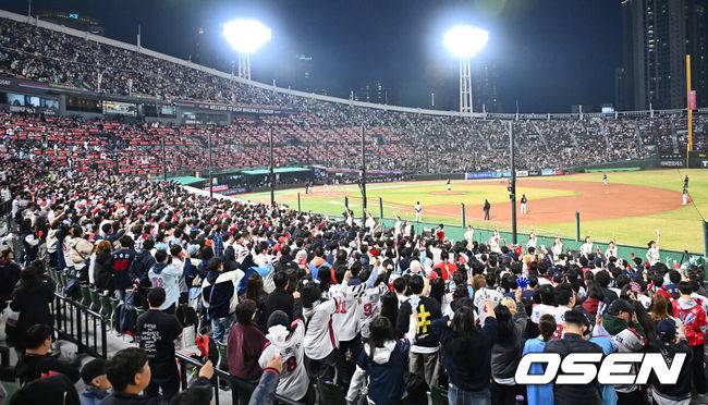 [OSEN=부산, 이석우 기자] 28일 부산 사직야구장에서 2025 신한 SOL 뱅크 KBO 리그 롯데 자이언츠와 KT 위즈의 경기가 열렸다. 홈팀 롯데는 반즈가 선발로 출전하고, 방문팀 KT는 헤이수스가 선발로 출전했다.롯데 자이언츠 팬들이 응원을 하고 있다. 2025.03.28 / foto0307@osen.co.kr