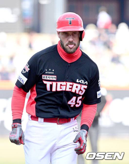 [OSEN=대전, 최규한 기자] 30일 대전한화생명볼파크에서 ‘2025 신한 SOL Bank KBO리그’ 한화 이글스와 KIA 타이거즈의 경기가 열렸다.홈팀 한화는 류현진, 방문팀 KIA는 아담 올러를 선발로 내세웠다.7회초 2사 3루 상황 KIA 위즈덤이 달아나는 1타점 적시타를 날리고 1루에 안착하며 혀를 내밀고 있다. 2025.03.30 / dreamer@osen.co.kr