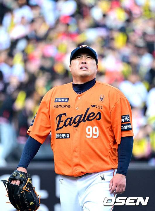 [OSEN=대전, 최규한 기자] 30일 대전한화생명볼파크에서 ‘2025 신한 SOL Bank KBO리그’ 한화 이글스와 KIA 타이거즈의 경기가 열렸다.홈팀 한화는 류현진, 방문팀 KIA는 아담 올러를 선발로 내세웠다.6회초 1실점한 한화 선발 류현진이 더그아웃으로 향하며 아쉬워하고 있다. 2025.03.30 / dreamer@osen.co.kr