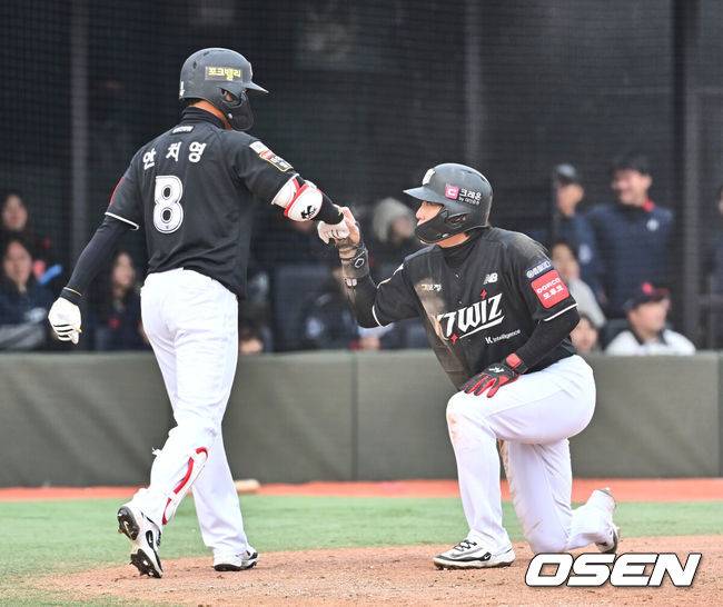 [OSEN=부산, 이석우 기자] 30일 부산 사직야구장에서 2025 신한 SOL 뱅크 KBO 리그 롯데 자이언츠와 KT 위즈의 경기가 열렸다. 홈팀 롯데는 데이비슨이 선발로 출전하고, 방문팀 KT는 고영표가 선발로 출전했다.KT 위즈 오윤석이 연장 11회초 1사 만루 허경민의 좌익수 희생플라이 때 득점을 올리고 역전에 성공한 후 안치영과 하이파이브를 하고 있다. 2025.03.30 / foto0307@osen.co.kr