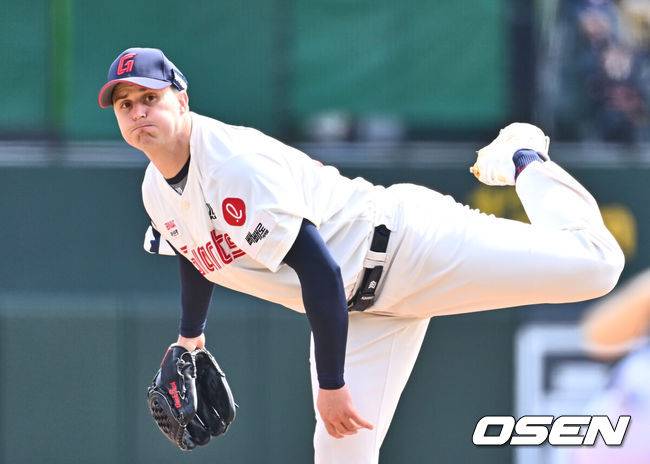 [OSEN=부산, 이석우 기자] 30일 부산 사직야구장에서 2025 신한 SOL 뱅크 KBO 리그 롯데 자이언츠와 KT 위즈의 경기가 열렸다. 홈팀 롯데는 데이비슨이 선발로 출전하고, 방문팀 KT는 고영표가 선발로 출전했다.롯데 자이언츠 선발 투수 데이비슨이 역투하고 있다. 2025.03.30 / foto0307@osen.co.kr