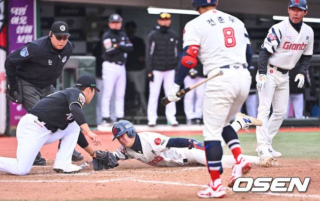 [OSEN=부산, 이석우 기자] 30일 부산 사직야구장에서 2025 신한 SOL 뱅크 KBO 리그 롯데 자이언츠와 KT 위즈의 경기가 열렸다. 홈팀 롯데는 데이비슨이 선발로 출전하고, 방문팀 KT는 고영표가 선발로 출전했다.롯데 자이언츠 한태양이 9회말 2사 2루 폭투때 홈에서 태그 아웃되고 있다. 2025.03.30 / foto0307@osen.co.kr