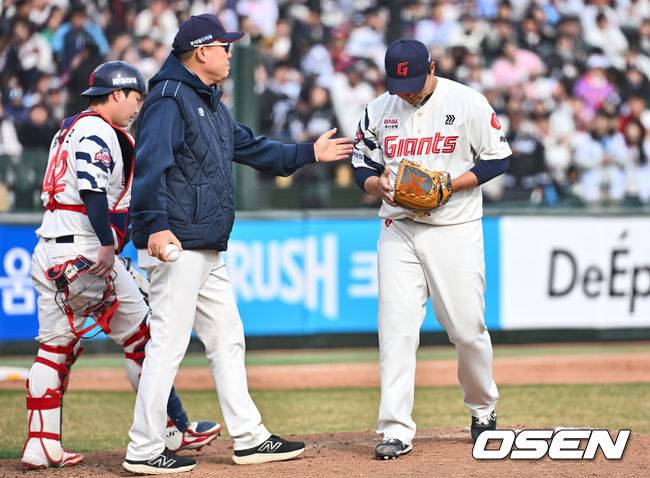 [OSEN=부산, 이석우 기자] 30일 부산 사직야구장에서 2025 신한 SOL 뱅크 KBO 리그 롯데 자이언츠와 KT 위즈의 경기가 열렸다. 홈팀 롯데는 데이비슨이 선발로 출전하고, 방문팀 KT는 고영표가 선발로 출전했다.롯데 자이언츠 박진이 7회초 동점을 허용하고 교체되고 있다. 2025.03.30 / foto0307@osen.co.kr
