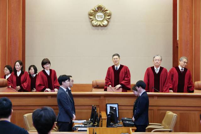 ▲ 한덕수 국무총리의 탄핵심판 선고 날인 24일 서울 종로구 헌법재판소 심판정에 문형배 헌법재판소장 권한대행을 비롯한 재판관들이 입장하고 있다. 헌재는 이날 한 총리에 대한 국회의 탄핵소추를 기각했다. ⓒ연합뉴스