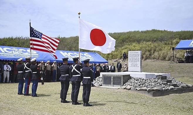 29일 일본 이오토(이오지마)에서 미·일 양국군 의장대가 도열한 가운데 이오지마 전투 80주년 위령식이 열리고 있다. AP연합뉴스