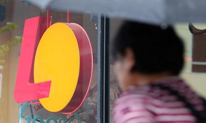 롯데GRS가 운영하는 햄버거 프랜차이즈 롯데리아가&nbsp;3일부터 65개 메뉴의 가격을 평균 3.3% 인상한다. 뉴시스