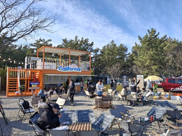 충청남도 태안 몽산포 해안에서 28일 열린 국내 최대 캠핑 페스티벌 고아웃캠프에서 캘리포니아 관광청이 로드트림 캠페인 행사를 진행했다. 이경운 기자.