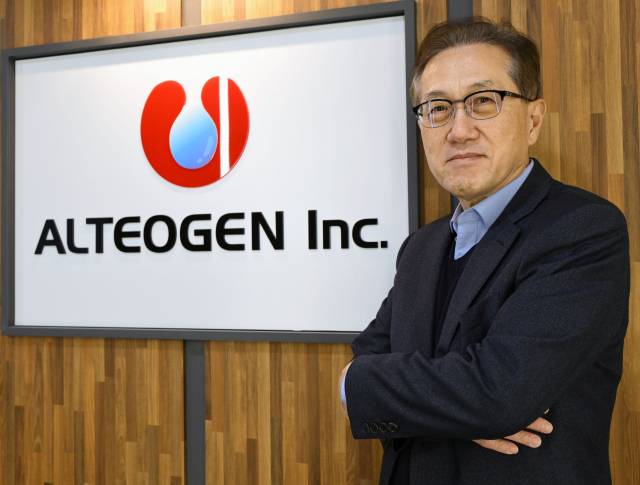 박순재 알테오젠 대표가 30일 서울 영등포구 알테오젠 서울 사무소에서 포즈를 취하고 있다. 성형주 기자