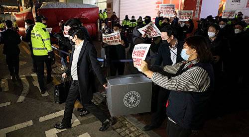 민주노총 ‘간첩단 의혹’과 관련해 압수수색을 마친 국가정보원 관계자들이 2023년 1월 18일 서울 중구 정동 민주노총 본부에서 압수물품을 들고 나오고 있다. 뉴시스