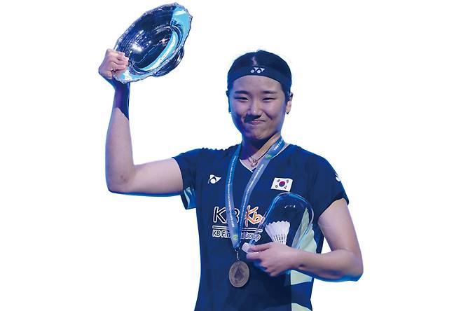 안세영이 3월16일(현지시간) 영국 버밍엄에서 열린 전영오픈 배드민턴선수권 여자단식 결승에서 중국 왕즈이를 꺾은 뒤 트로피를 들고 포즈를 취하고 있다. ⓒPA연합