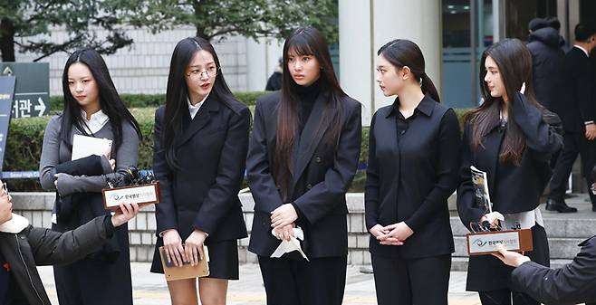 걸그룹 뉴진스가 3월7일 서울 서초구 서울중앙지방법원에서 열린 '기획사 지위 보전 및 광고 계약 체결 등 금지' 가처분 신청의 심문기일을 마친 뒤 취재진 질문에 답하고 있다. ⓒ연합뉴스