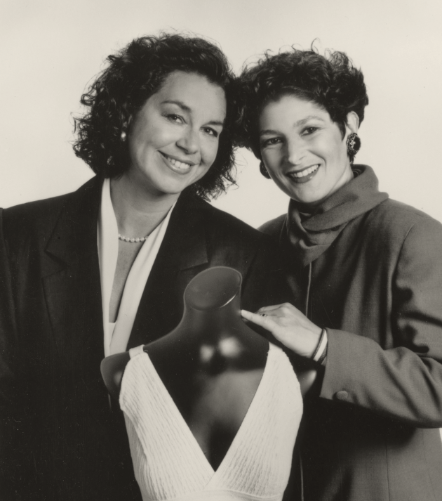 조그브라를 공동 발명한 세 사람 중 두 명인 리사 린달(왼쪽), 힌다 밀러가 프로토타입을 선보이고 있다. 게티이미지