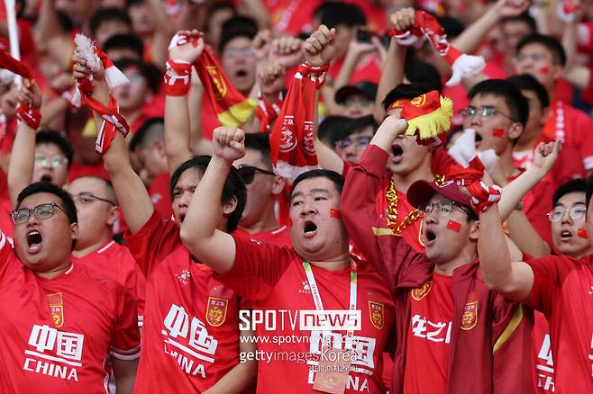 ▲ '텅셴 스포츠'는 '이반코비치는 2연패의 이유로 대표팀 선수의 60%가 소속팀에서 뛰지 못하고 있어 그렇다'는 이유를 꺼냈다. 이를 두고 레오니드 슬러츠키 상하이 선화 감독이 "새로운 선수를 찾아 대표팀에 선발하기를 바란다"라는 답을 내놓았다고 전했다.