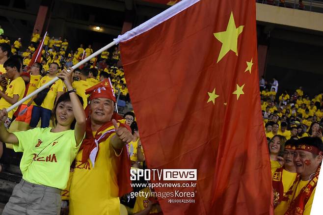▲ 2026 북중미 월드컵 본선 직행이 좌절된 중국이 3-4위에 주어지는 플레이오프 티켓을 어떤 방식으로라도 확보하겠다는 희망으로 가득하다. 중국은 사우디아라비아 원정에서 0-1로 패했고 호주와의 홈 경기에서도 0-2로 지면서 2승 6패, 승점 6점으로 C조 6위로 밀려 있다.