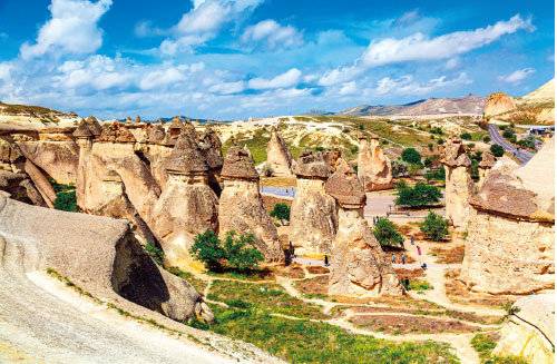 ‘요정들의 굴뚝’이라는 뜻의 페어리 침니로 불리는 버섯 바위들. GettyImages