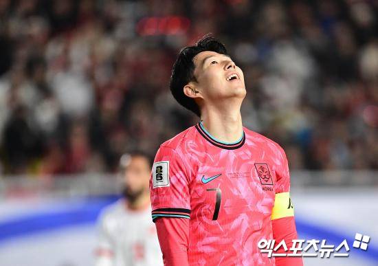 일부 팬들이 손흥민의 사회관계망서비스(SNS)에 댓글로 경북 지역 산불 피해 기부를 하라는 식으로 악플을 달기 시작했다.&nbsp;  일부 커뮤니티에서는 유명인 산불 기부 명단을 만들고 이른바 '기부 강요'를 하는 분위기를 만들어 눈쌀을 찌뿌리게 하고 있다.&nbsp;엑스포츠뉴스DB